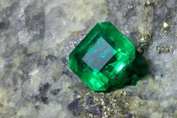 Una esmeralda de color verde intenso