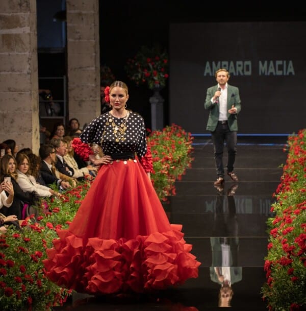 Pasarela Flamenca Jerez 2023, with Alba Carrillo parading on the catwalk