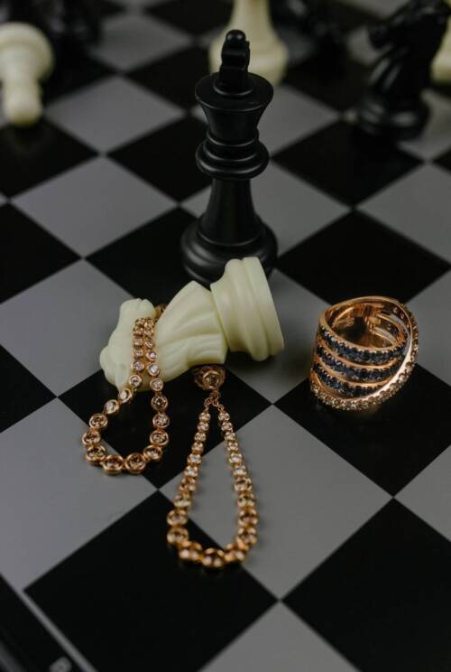 Pendientes sobre tablero de ajedrez