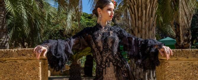 Modelo posa vestida de flamenca y con las joyas como complementos para la Feria del Caballo de Jerez
