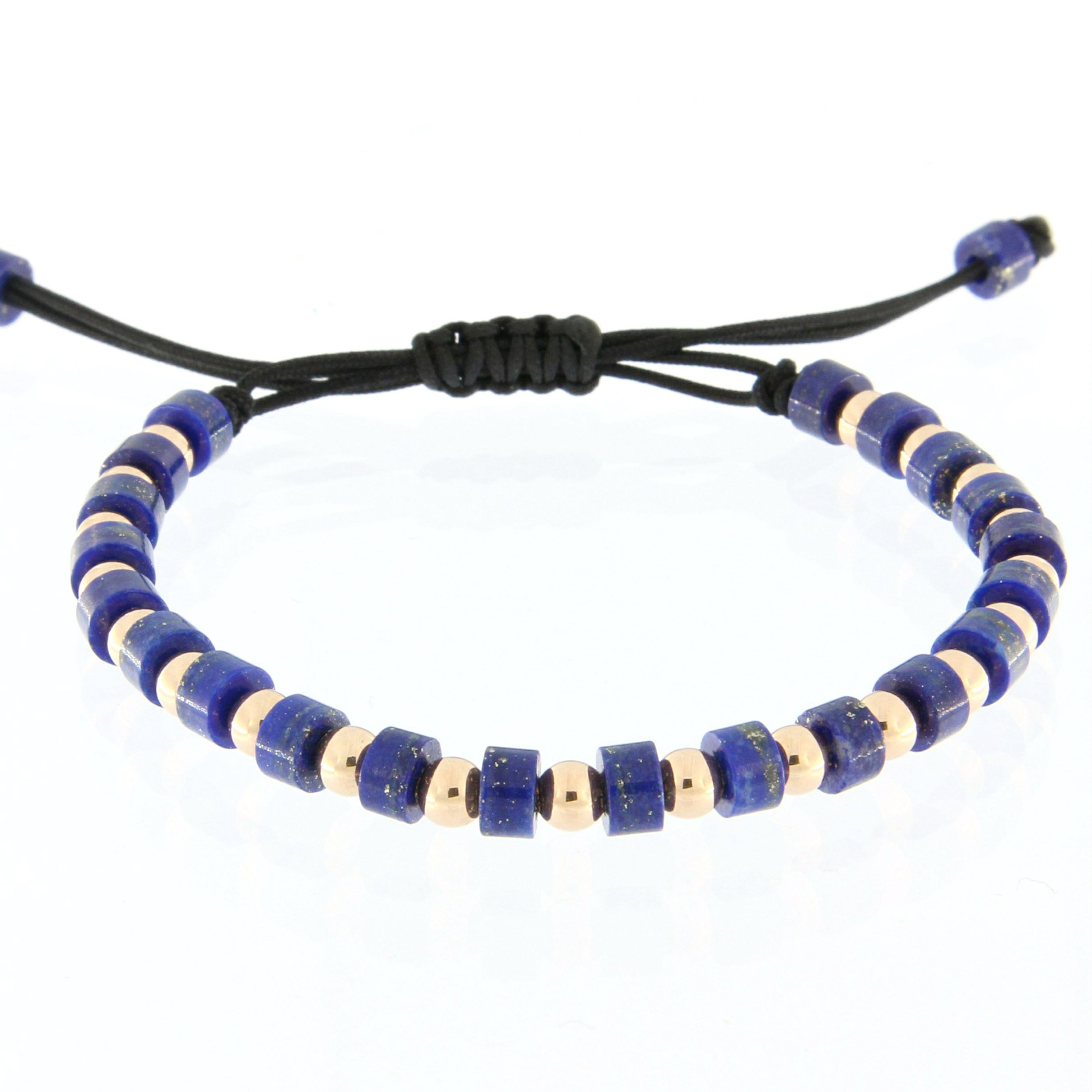 Pulsera de hilo con lapislázuli como una de las joyas de verano