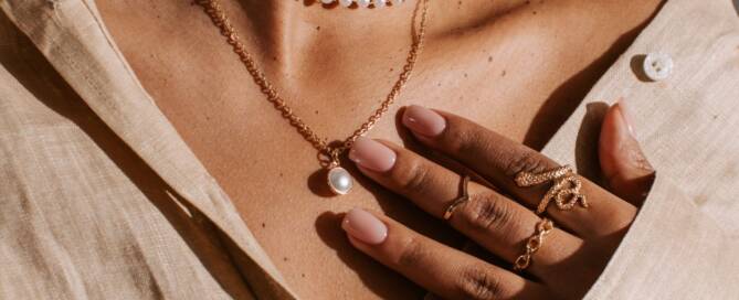 El layering en joyería es la combinación de diferentes piezas, como collares, anillos o pulseras