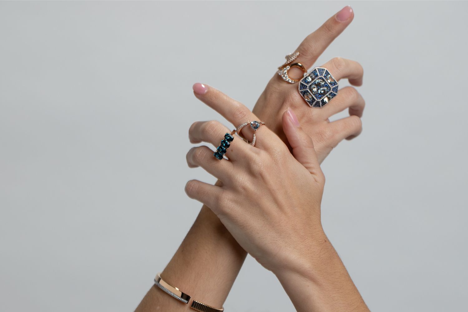 El layering en joyería puede llevarse a cabo con joyas como anillos, collares y pulseras