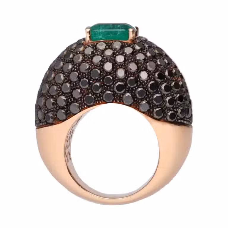 Anillo de Oro con diamante negro y Esmeralda de Caracter Gordillo