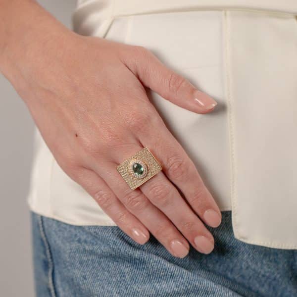 Anillo de oro rosa y zafiros verdes