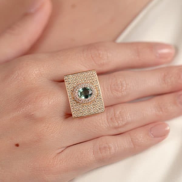 Sortija de oro rosa y zafiro verde