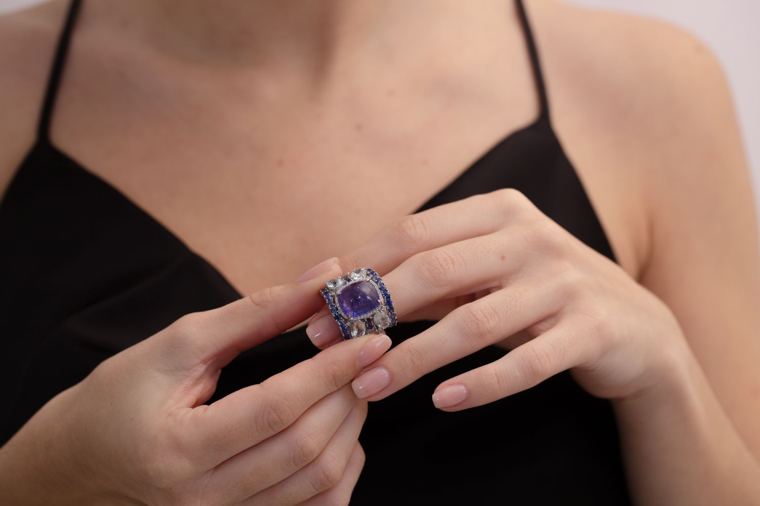 mujer probándose un anillo 