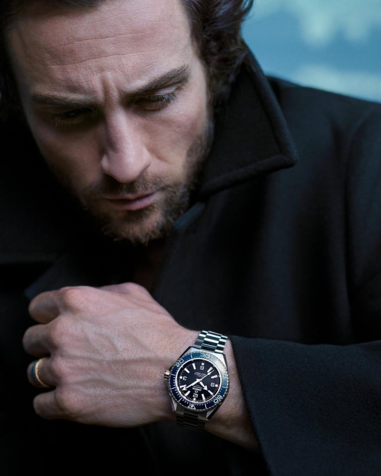 Aaron Taylor Johnson con un omega seamaster