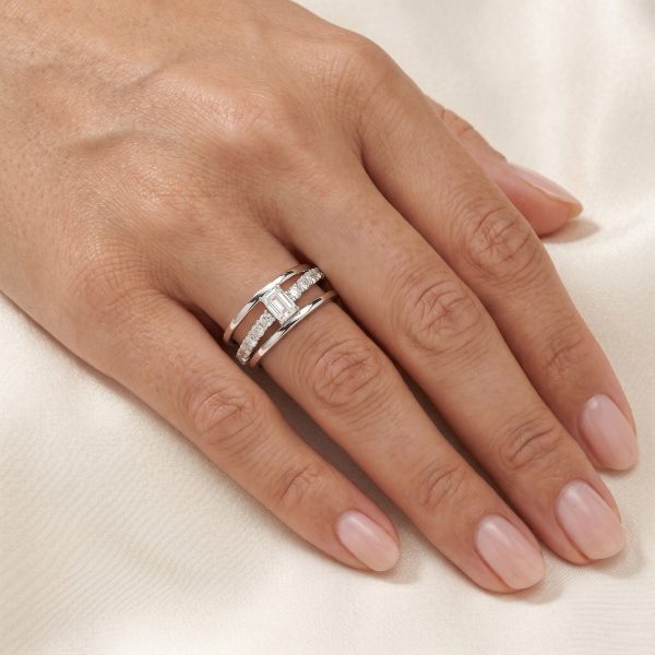 anillo oro blanco con diamante fantasía