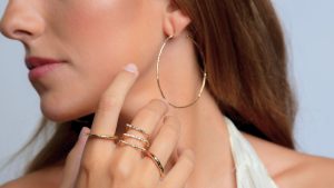 perfil de mujer con aros de oro
