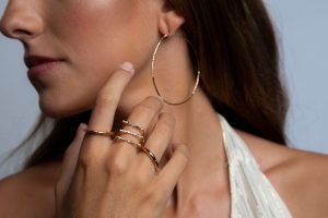 mujer con aros de oro
