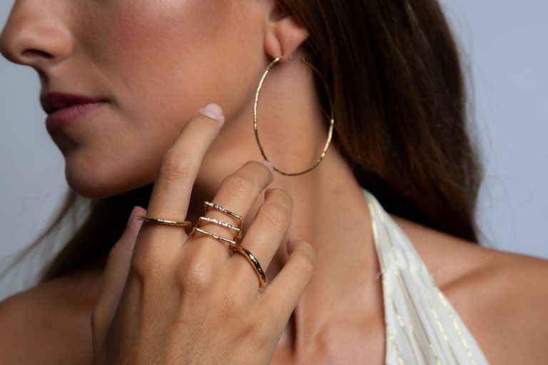 mujer con aros de oro