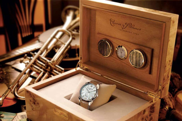 raven watch and nephews in their humidifier box