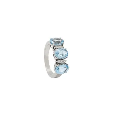 Janin ring, made in white gold with diamonds and aquamarines. This last, precious stone of this sign of the zodiac