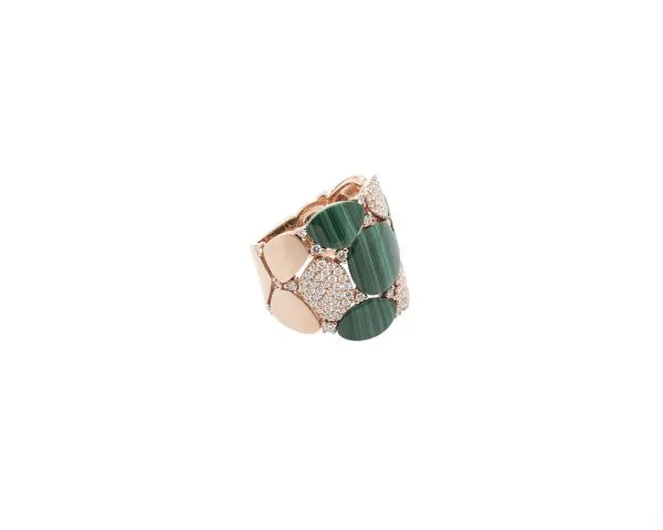 Ring made of rose gold with diamonds and malachites