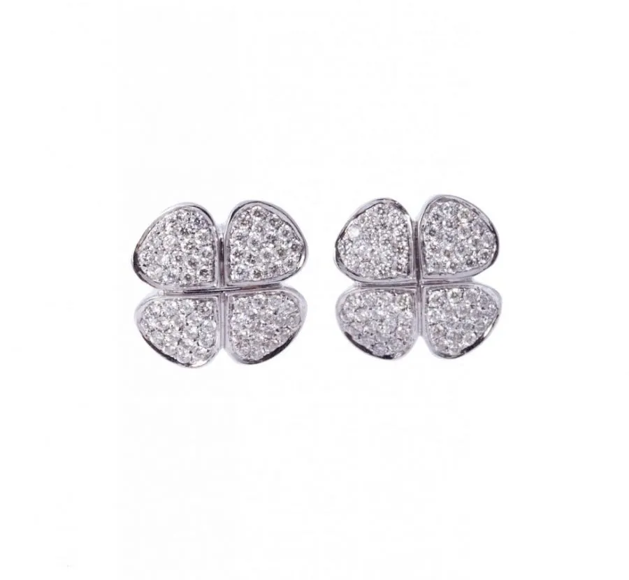 Earrings with a four-leaf clover silhouette, in white gold and diamonds, and simple lines