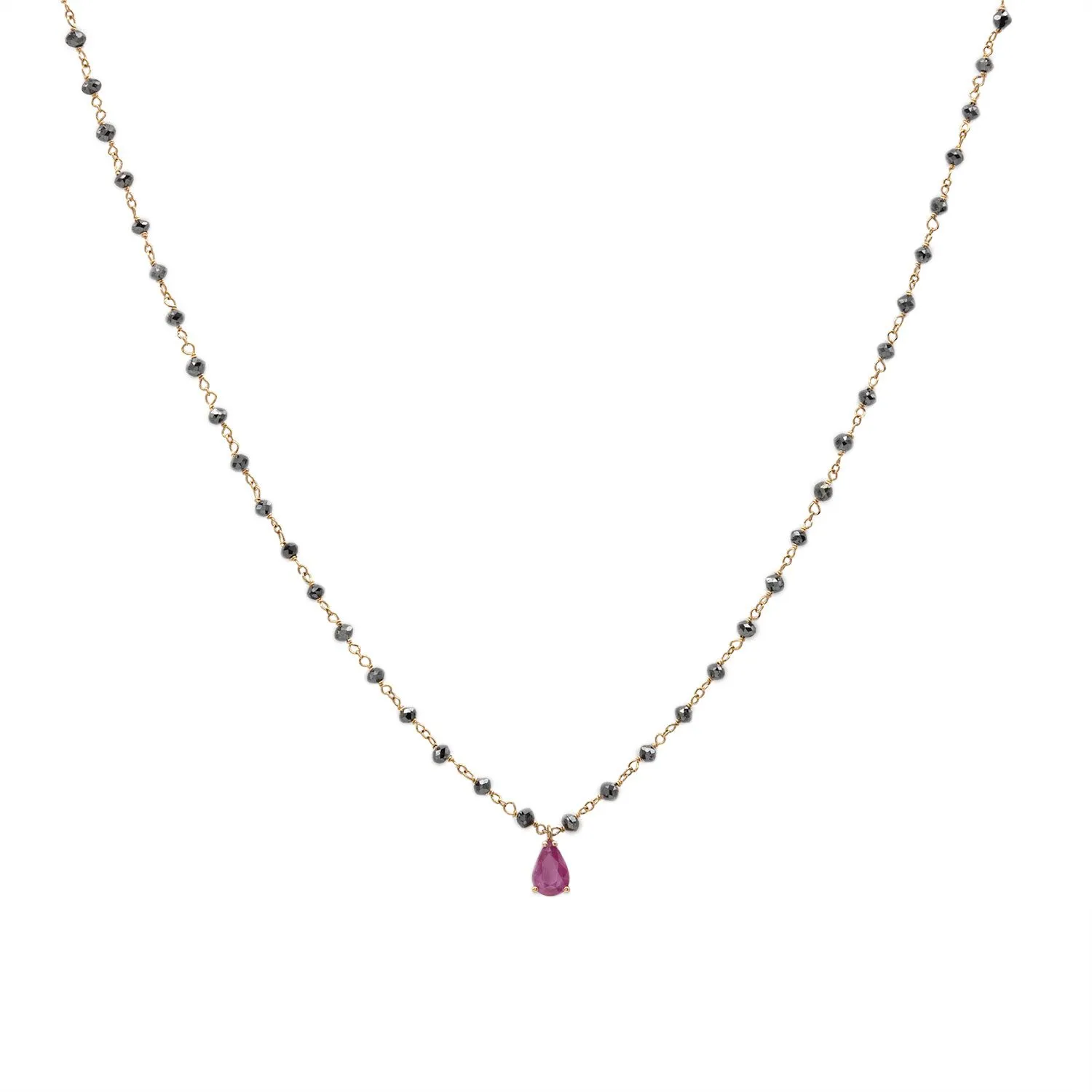 Der Atara-Halsreif besteht aus Roségold mit schwarzen Diamanten und einem Rubin