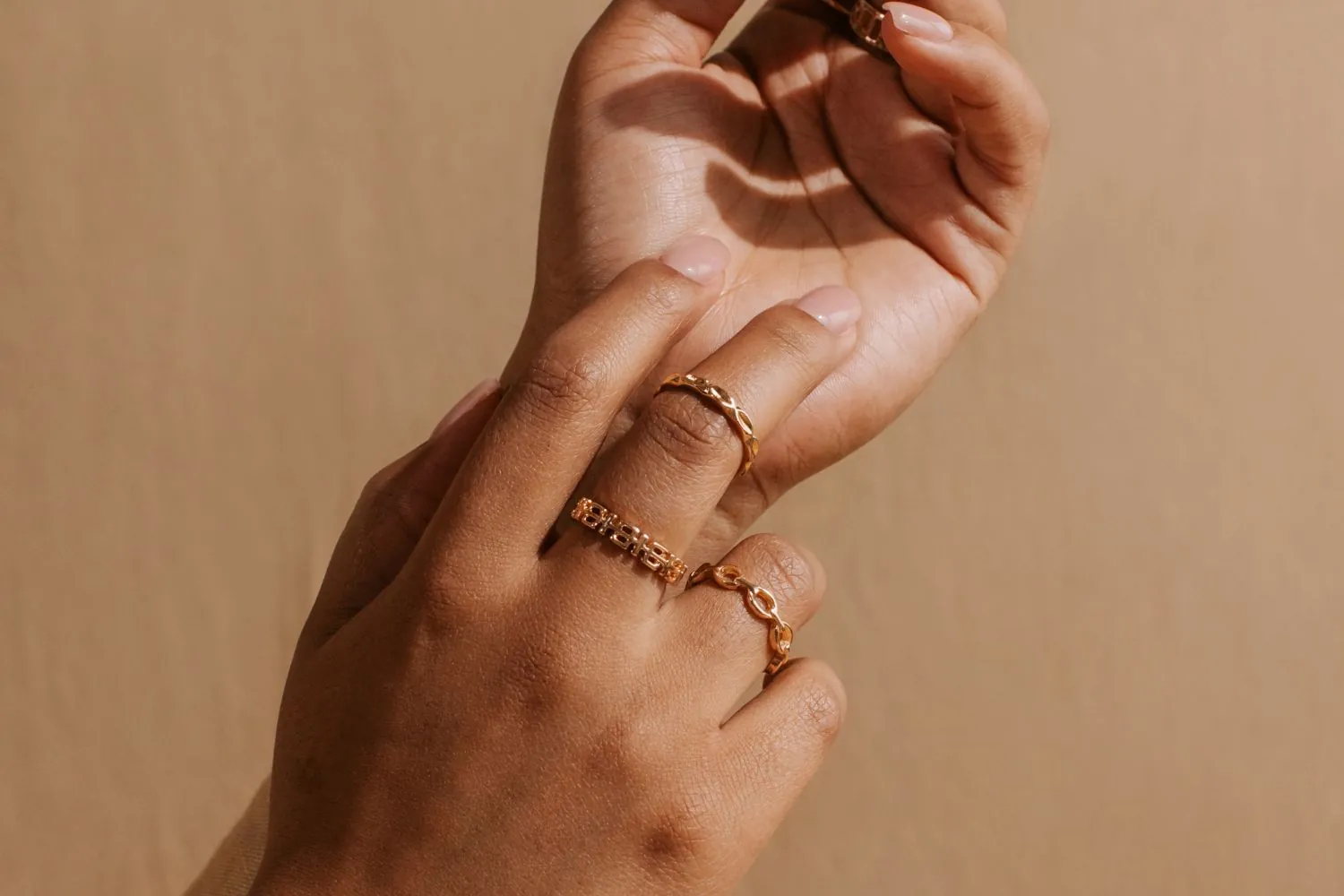 Einfache stapelbare Ringe für minimalistische Looks