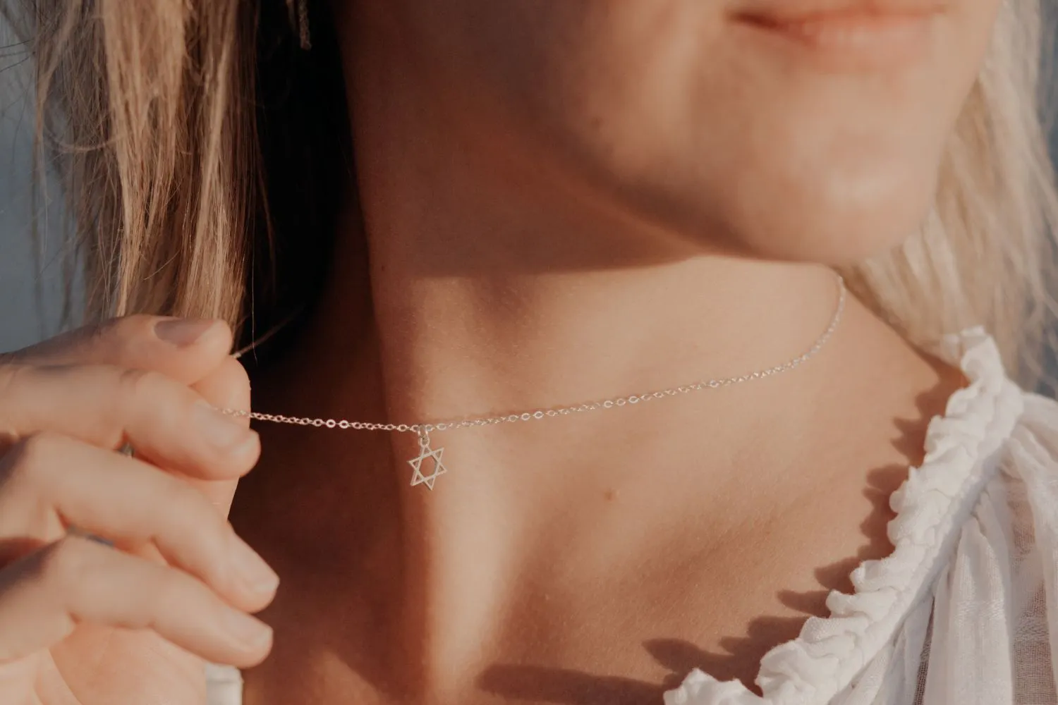 Minimalistische Halsketten mit geometrischen Formen verleihen Hals und Dekolleté Stil